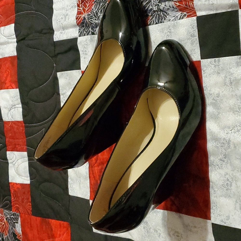 Black shiny 7 M Nine West wedged